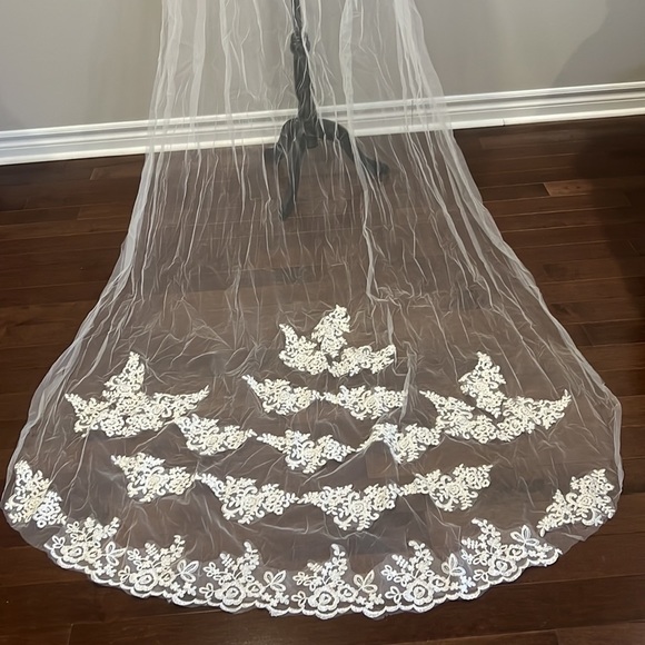 ⭐️WHITE Lace Edge Cathedral Length Wedding Bridal Veil with Comb⭐️ - Picture 5 of 11